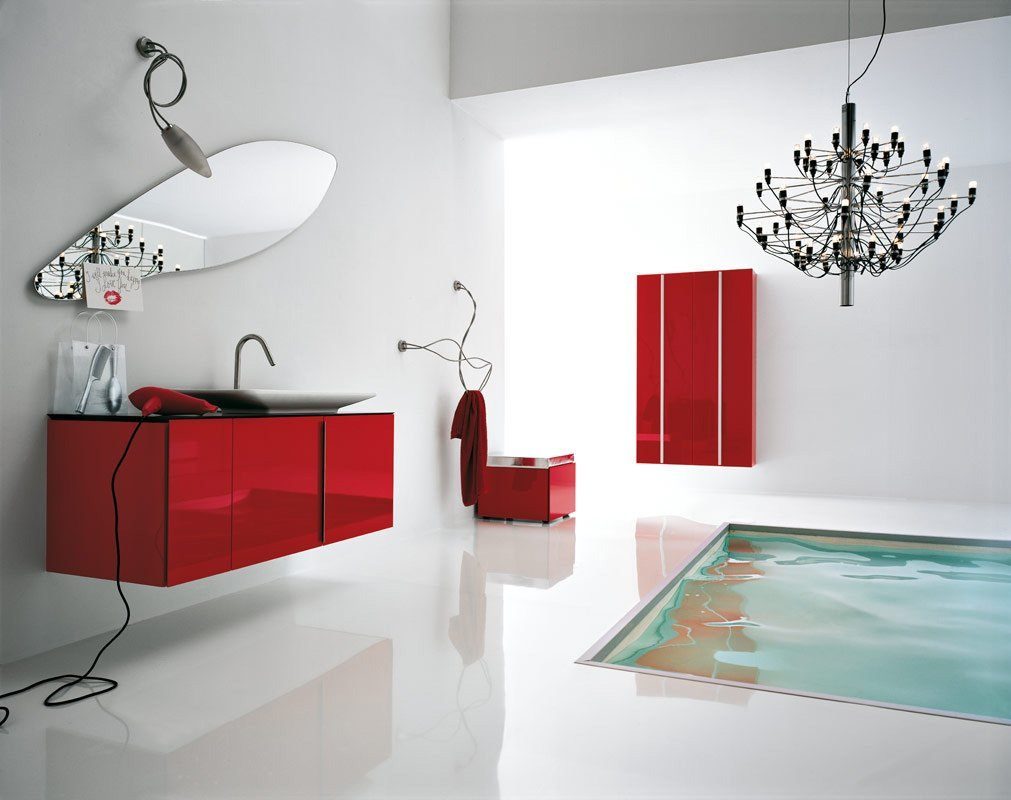Baño moderno en rojo y blanco Baño moderno en rojo y blanco