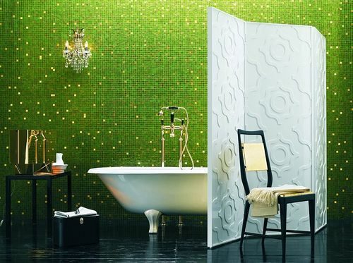 Baño con azulejos verdes